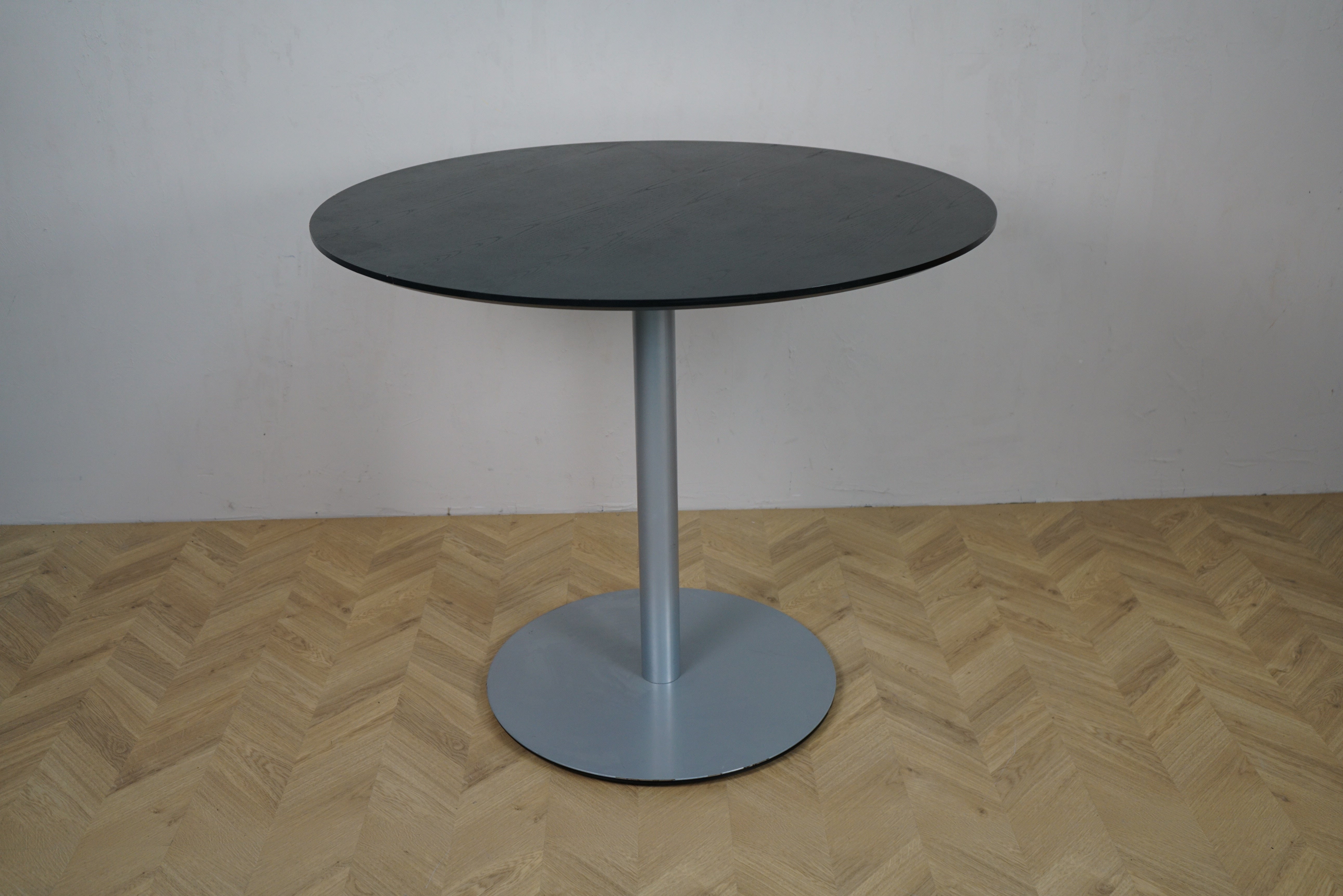 Sort rundt cafébord Ø120 med gråt metalstel, set fra siden